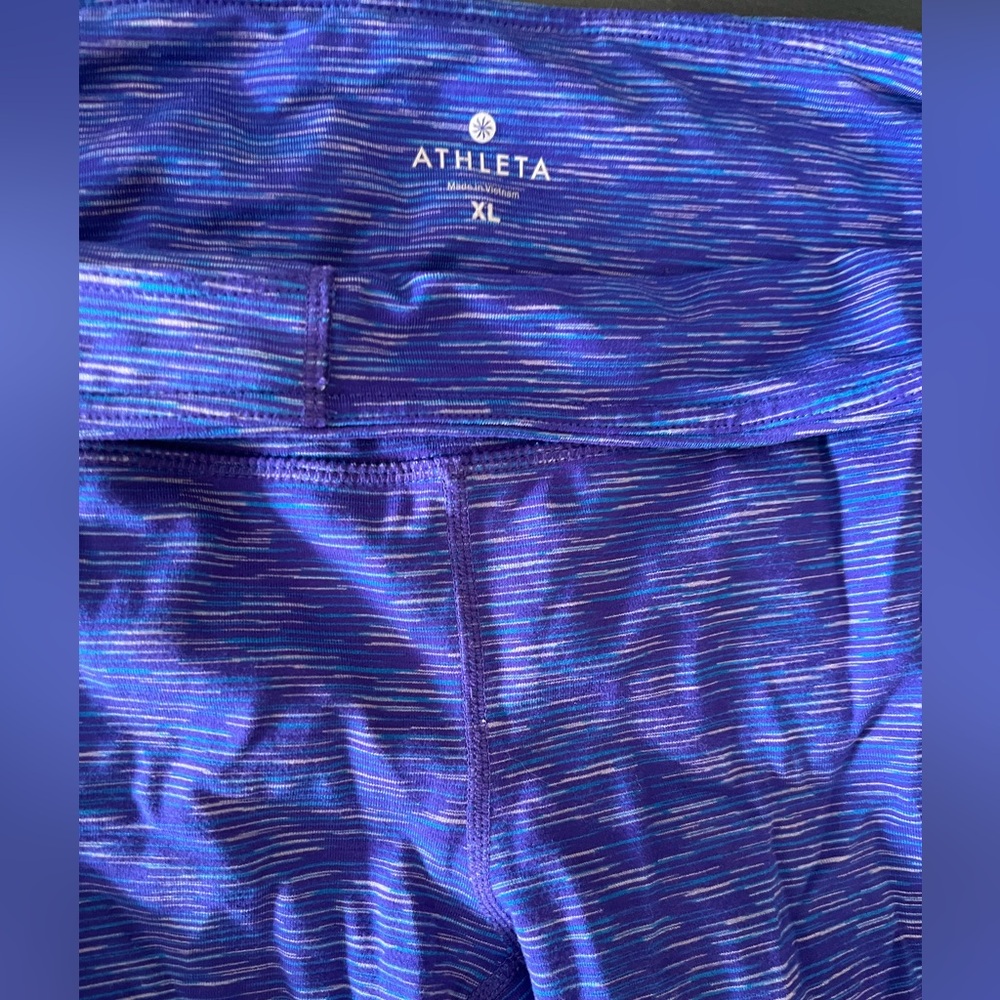 Preowned Athleta blue ankle length leggings like new
Size Xl
19” inseam